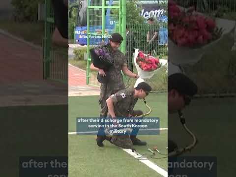 K-pop superstar serenades fans after military service🎷