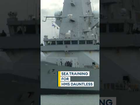 HMS Dauntless heads back out to sea⚓